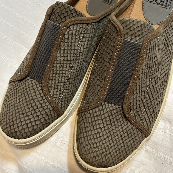 New Sofft Beekon Slip-on Mule Shoes Sneakers Snake Pattern Airport Friendly 7.5M - Picture 4 of 16